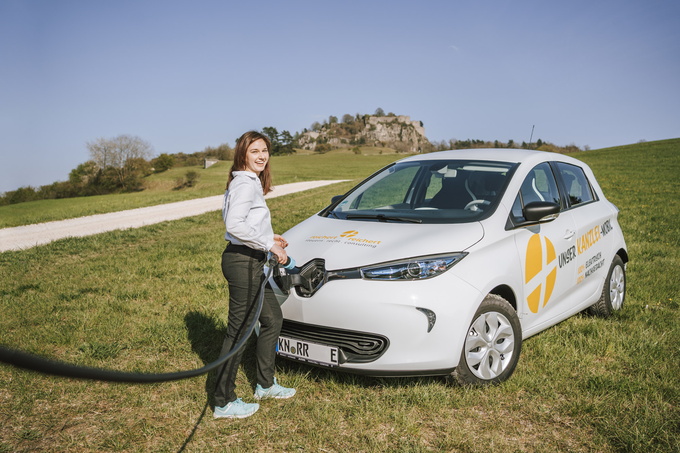 Weißes E-Auto mit der reichert-reichert-Beklebung