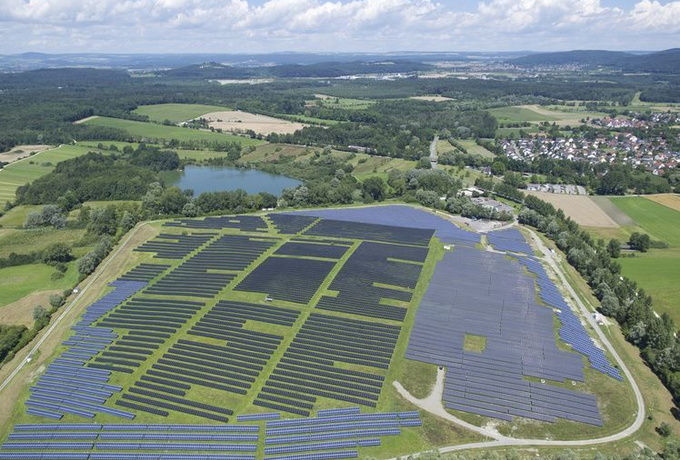 Solaranlage auf einem großen Feld