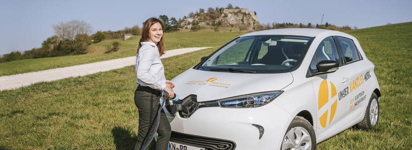 Weißes E-Auto mit der reichert-reichert-Beklebung