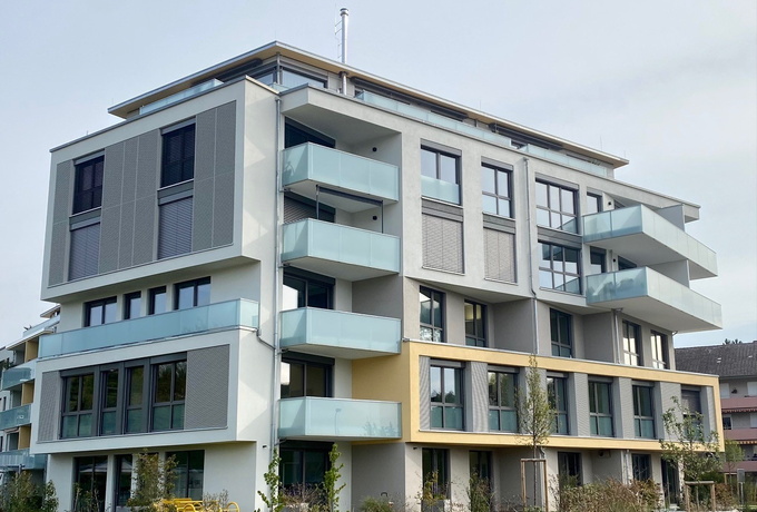 Ein Gebäude mit vielen Stockwerken